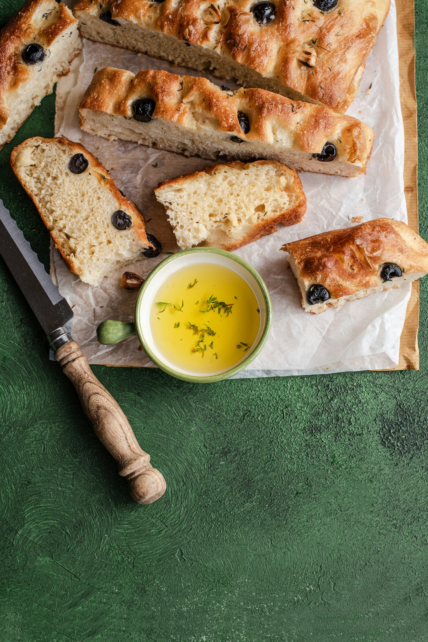 Extra szűz olívaolaj kis tálban kenyérszeletekkel